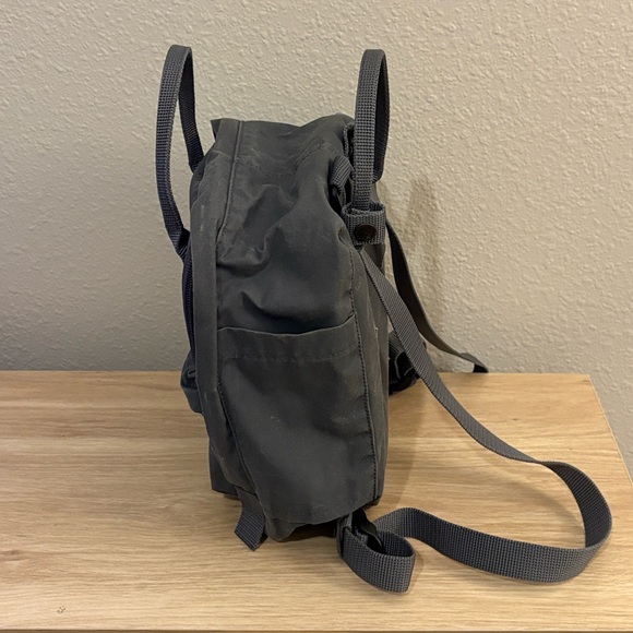 Fjallraven Kanken Mini Backpack Unisex in Super Gray - Picture 8 of 15